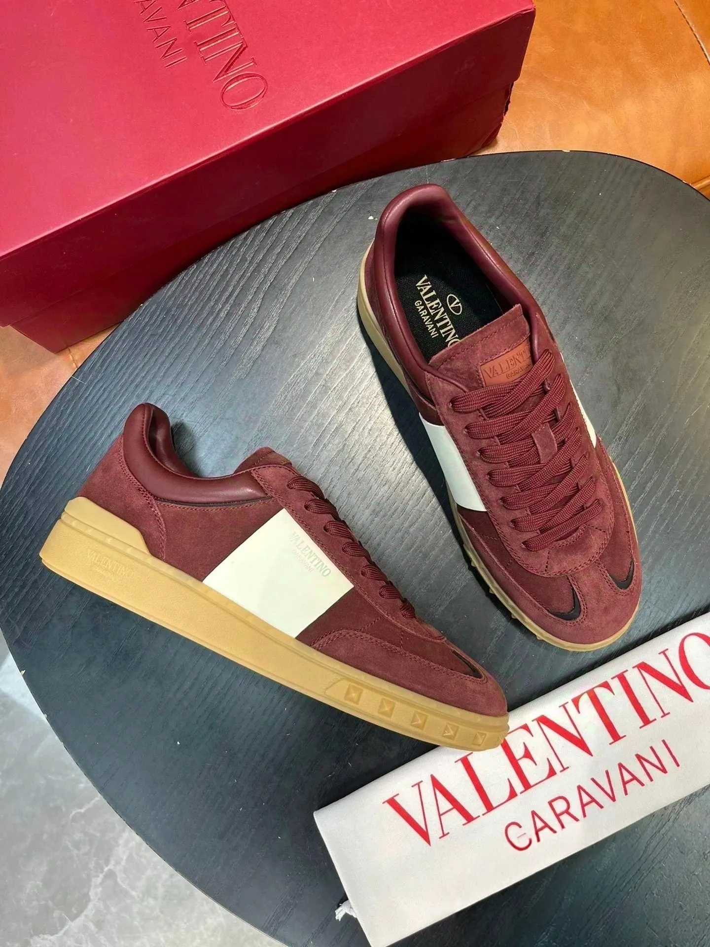 Factory price: 438💰VALENTINO GARAVANI U men's shoes💰VILLAGE couple's style👫low-top sneakers, screen printed VALENTINO GARAVANI LOGO embossed rivets decorated on the rubber soles on the tongue. Stylish and good-looking🤩. Comfortable and stylish on the feet, full of fashion🫢. size: 38-44 (men’s size 38.45 is non-refundable)